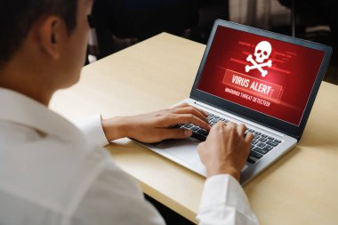 Bilgisayar ekranındaki virüs uyarısı mobil siber tehdit, hacker, bilgisayar virüsü ve kötü amaçlı yazılım tespit edildi