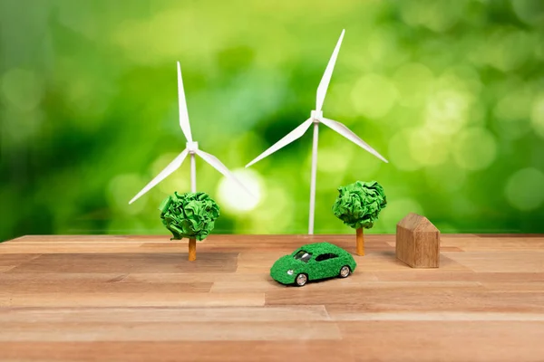 绿色生态车和风力涡轮机模型 可停放在办公室桌上设计 可持续和可再生的清洁解决方案 绿色生态和环境理念零二氧化碳排放 改变了 — 图库照片