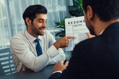 Adayla olumlu ve dostça bir röportaj. Kendini güvende ve mutlu hissediyor. Görüşmeci ve aday adayların nitelikleri ve mevki başvuruları hakkında harika bir konuşma yaptı. Coşkulu