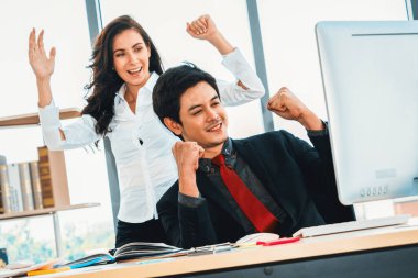 İki mutlu iş adamı ofis toplantı odasında kutlama yapıyor. Başarılı iş adamı, proje başarısını modern işyerindeki meslektaşlarıyla mali raporlar hakkında konuşurken kutluyor. Jivy