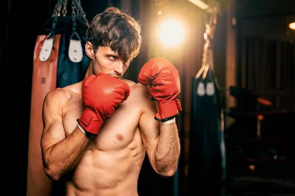 Boxing Fighter Pozowanie Bez Koszulki Biały Bokser Mężczyzna Czerwonej Rękawicy — Zdjęcie stockowe