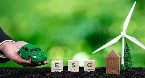 Бізнесмен Тримає Модель Зеленого Автомобіля Символьним Кубом Esg Корпоративного Захисту — стокове фото