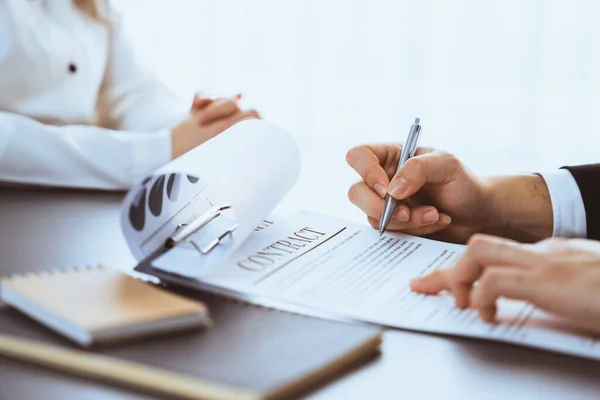 Closeup Zakenman Ondertekenen Contract Juridisch Document Met Pen Zijn Hand — Stockfoto