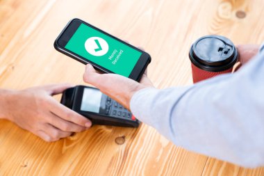 Mobil bankacılık uygulamasında QR kod teknolojisi kullanarak hızlı ve güvenli işlemler yaparak, akıllı telefon uygulaması ile modern alışveriş tarzı için barkod taraması yoluyla kusursuz nakit ödemeleri olanaklı kılıyor. Varlık