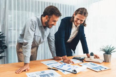 Çalışma alanındaki pazarlama stratejisi için finansal veri analizini, performans ve risk yönetimini optimize etmek için grafik ve grafik içeren BI gösterge paneli formatını analiz eden analist ekibi. Varlık