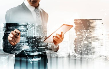 Businessman analyst working with digital finance business data graph showing technology of investment strategy for perceptive financial business decision. Digital economic analysis technology concept.