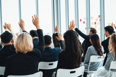 Bir grup iş adamı seminer konferansında toplanıyor. Seyirciler, çalışanların eğitim seanslarındaki eğitmenleri dinliyor. Uzman konuşmacı ile ofis çalışanları toplantısı. Jivy