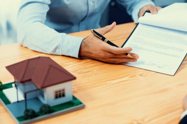 Bulanık ev modeli ev kredisi ya da tebessümle satın alma anlaşması imzalayan emlakçı ya da ev sahibiyle yapılan anlaşmaya odaklan. Coşkulu