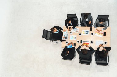 İş adamları grup toplantısı ofiste yukarıdan çekildi. İş kadınları, iş adamları ve ofis çalışanları toplantı masasında proje planlama belgeleriyle takım konferansında çalışıyorlar. Jivy