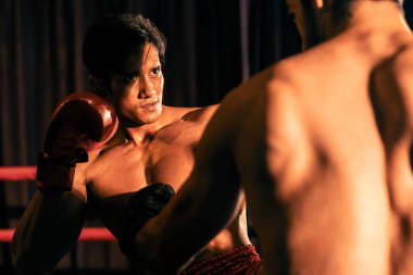 Asyalı ve Kafkasyalı Muay Thai boksörü boks maçında güçlerini serbest bırakıyor. Güçlü kaslı Taylandlı boksör acımasız dövüş hünerleriyle yumruk atıyor. Impetus