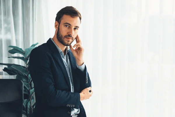 Siyah Takım Elbiseli Yakışıklı Adamı Modern Ofis Portresine Güvenerek Duruyor — Stok fotoğraf