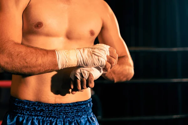 Retrato Boxeador Caucásico Con Cuerpo Musculoso Atlético Envolviendo Mano Puño — Foto de Stock
