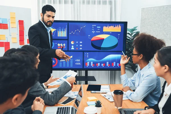 Geschäftsmann Präsentiert Datenanalyse Armaturenbrett Bildschirm Auf Bildschirm Modernen Meeting Für — Stockfoto