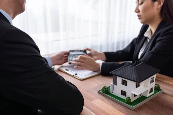 Immobilienmakler Überprüfen Steuer Und Zinsberechnungen Versicherungsverträge Mit Dem Kunden Für — Stockfoto