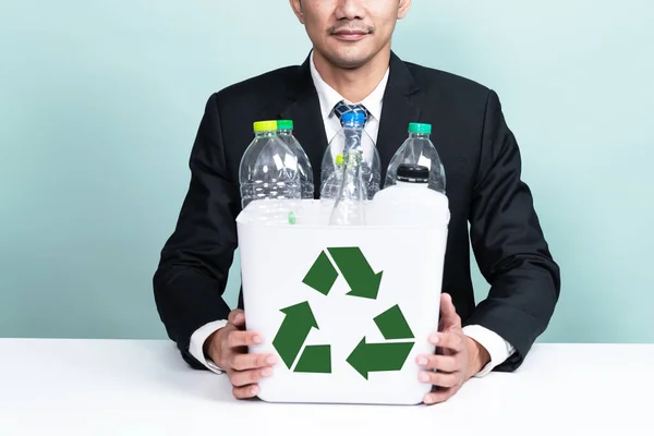 Επιχειρηματίας Κατέχουν Ανακύκλωσης Δοχείο Γεμάτο Πλαστικό Μπουκάλι Απομονωμένο Φόντο Εταιρική — Φωτογραφία Αρχείου