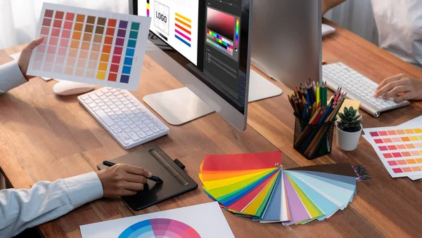 Grafický Designér Pracuje Počítačovém Notebooku Grafickým Kreslicím Perem Zatímco Brainstorming — Stock fotografie