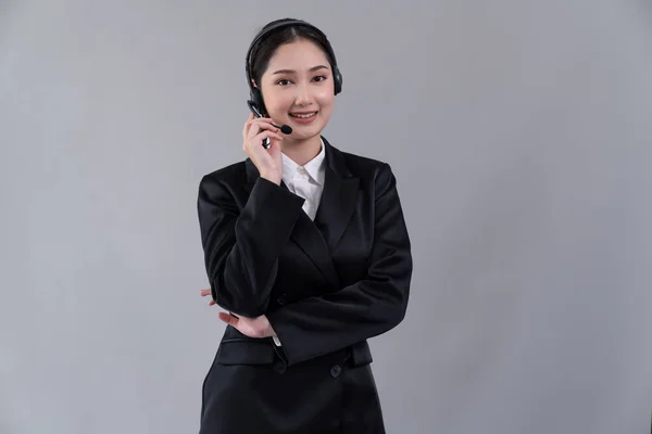 미소를 매력적 아시아인 운영자는 공간에서 사용자 배경에 헤드셋을 착용하고 기회를 — 스톡 사진