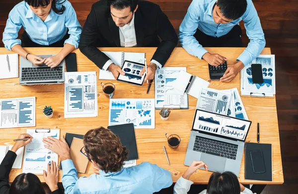 経営分析チームの多様なグループが会議テーブルの財務データ報告書を分析しています ビジネスインテリジェンス分析によるチャートとグラフダッシュボード 細心の注意を払って — ストック写真