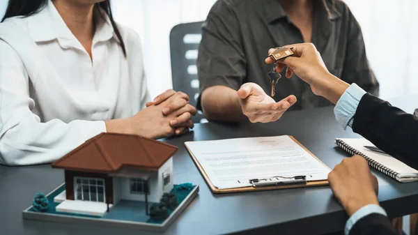 Agent Nieruchomości Przekazuje Klucz Domu Kupującemu Udanej Spłacie Kredytu Mieszkaniowego — Zdjęcie stockowe