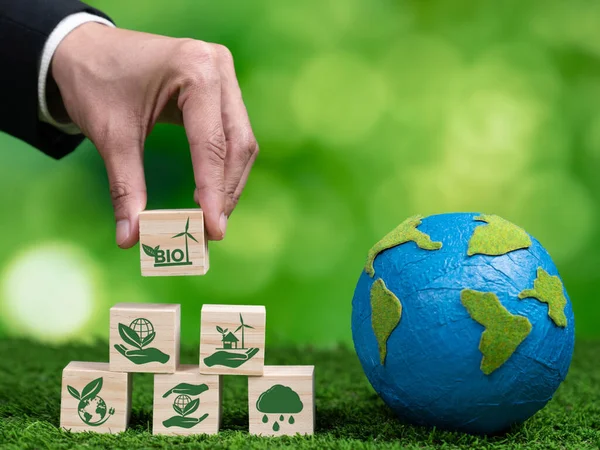 Рука Бизнесмена Держащего Землю Символизирует Зеленый Бизнес Использующий Биотопливо Технологии — стоковое фото