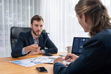 Ofisteki analist ekibi, iş performansını artırmak için bilgisayarında grafik ve çizelge olan BI gösterge panelini kullanarak çalışma alanındaki pazarlama stratejisi için finansal veri analizi yapmakla meşgul. Varlık