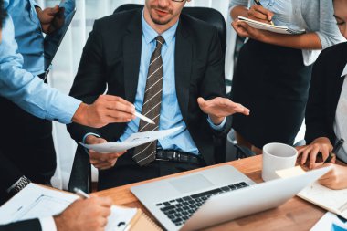 Bir grup iş adamı iş toplantı odasında fikir alışverişinde ve etkileşimli takım çalışması konseptinde birlikte çalışıyor. İş adamlarından oluşan bir ekip yeni strateji ve pazarlamayı tartışıyor. Habiliment