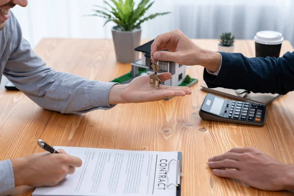 Real Estate Agent Handing House Key Buyer Signing Rental Least — Stock Photo, Image