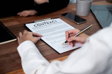 Yakın plan sözleşme imzalama belgesini kalemle imzalama, iş anlaşmasını imzayla mühürleme. İş adamları iş anlaşmasını imzalamak için sözleşmeye imza atıyorlar. Coşkulu.