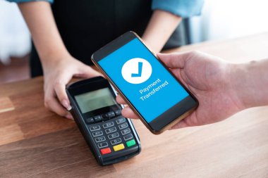 Akıllı telefon uygulamasında barkod taraması yapan kusursuz nakit ödemeler. QR kod teknolojisi, mobil bankacılık uygulaması ile modern alışveriş tarzı için hızlı ve güvenli işlemler. Sevinçli.