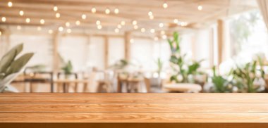 Ürün görüntülemek için masada boş kopya alanı ile modern restoran odası veya kahve dükkanı bulanık arka plan ahşap masa. İç restoran sayaç tasarım konsepti.