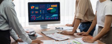 Panorama analist ekibi, FBI Fintech 'i kullanarak dizüstü bilgisayarla mali raporu analiz ediyor. İş adamları iş görüşü için dizüstü bilgisayarda gösterilen kontrol panelini inceliyor. İnceleyin