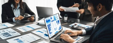 Panorama analist ekibi, FBI Fintech 'i kullanarak dizüstü bilgisayarla mali raporu analiz ediyor. İş adamları iş görüşü için dizüstü bilgisayarda gösterilen BI veri torpidosunu inceliyor. Dahi.