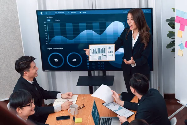 Confidence Young Asian Businesswoman Give Presentation Financial Business Strategy Dashboard — Foto Stock