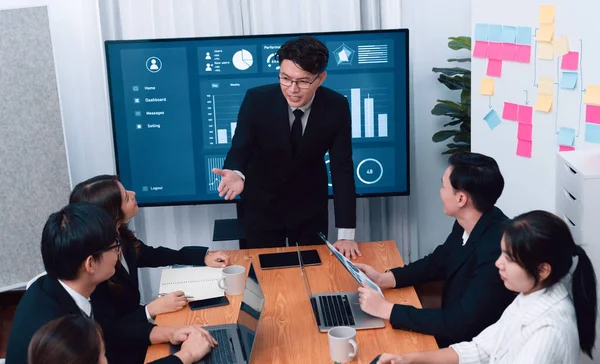 Confidence Asian Businessman Give Presentation Financial Analyzed Business Intelligence Dashboard — Fotografia de Stock