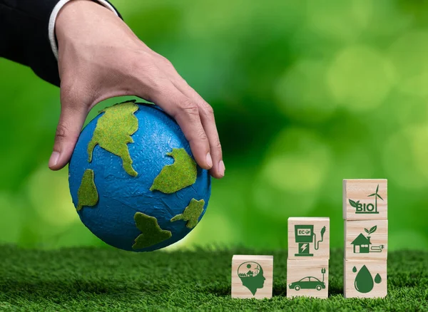 Földet Tartó Üzletember Keze Szimbolizálja Zöld Vállalkozást Amely Bioüzemanyag Technológiát — Stock Fotó