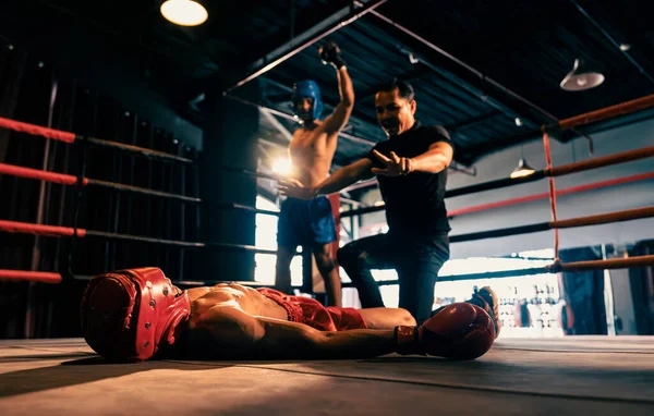 Вмешался Боксерский Рефери Остановив Бой Проверить Падшего Конкурента После Нокаута — стоковое фото