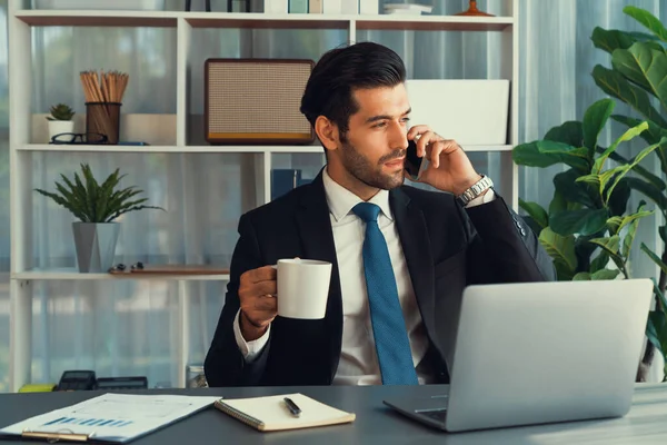 Трудолюбивый Бизнесмен Занят Разговорами Телефону Клиентами Работая Ноутбуком Своем Офисе — стоковое фото