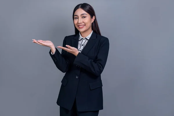Pewna Siebie Młoda Azjatycka Bizneswoman Pozująca Profesjonalnym Stroju Odosobnionym Tle — Zdjęcie stockowe