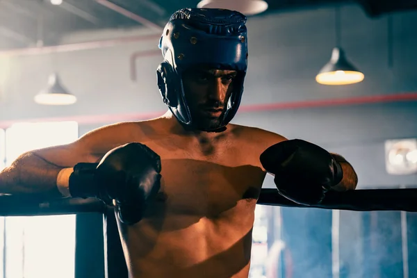 Boxkämpfer Mit Kopfschutz Posiert Kaukasischer Boxer Schlägt Vor Der Kamera — Stockfoto