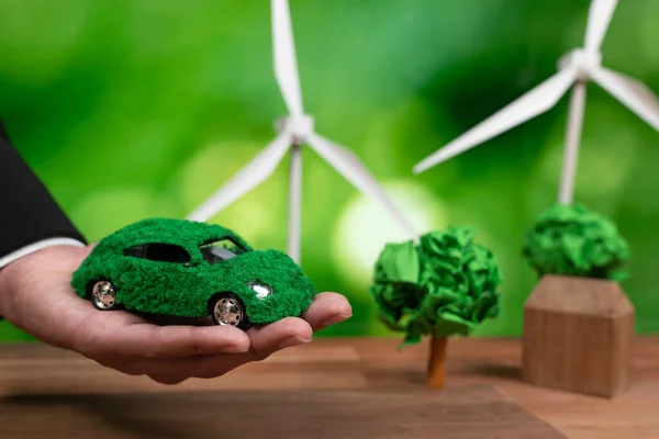 Бизнесмен Держащий Зеленую Модель Экологического Автомобиля Офисе Электромобиль Используемый Экологически — стоковое фото