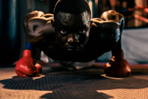 Empuje Boxeador Negro Afroamericano Warmup Antes Del Entrenamiento Boxeo Gimnasio — Foto de Stock
