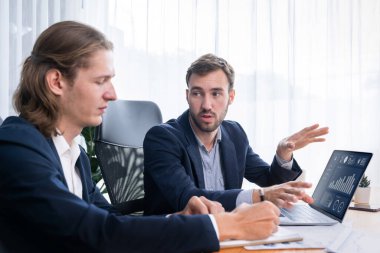 Ofisteki analist ekibi, iş performansını artırmak için bilgisayarında grafik ve çizelge olan BI gösterge panelini kullanarak çalışma alanındaki pazarlama stratejisi için finansal veri analizi yapmakla meşgul. Varlık