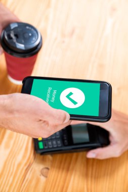 Mobil bankacılık uygulamasında QR kod teknolojisi kullanarak hızlı ve güvenli işlemler yaparak, akıllı telefon uygulaması ile modern alışveriş tarzı için barkod taraması yoluyla kusursuz nakit ödemeleri olanaklı kılıyor. Varlık
