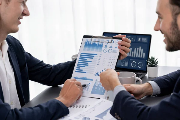 オフィスの忙しいアナリストチームは Biダッシュボードを使用してワークスペースのマーケティング戦略の財務データ分析を分析し ラップトップ画面上のグラフとチャートを使用してビジネスパフォーマンスを向上させます エンティティ — ストック写真