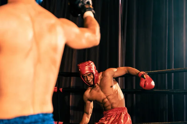 Boxeador Luchador Con Casco Boxeo Una Lucha Feroz Intensa Mientras —  Fotos de Stock