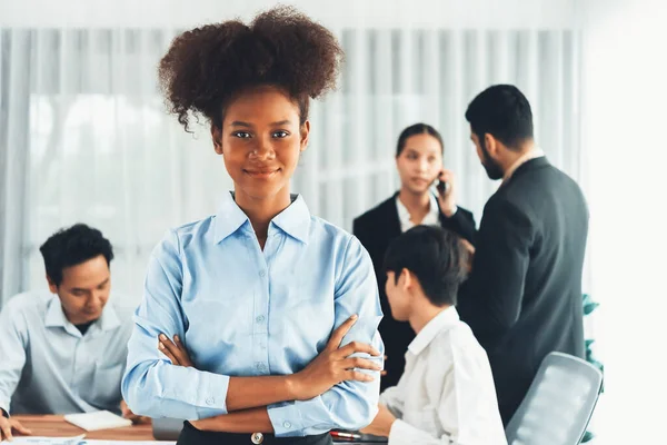 Young African Businesswoman Poses Confidently Diverse Coworkers Busy Meeting Room — Stock Photo, Image