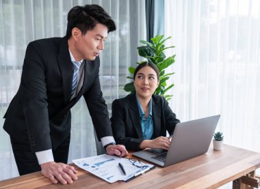 Ofisteki analist ekibi veri analizi ve pazarlama stratejisini güçlü takım çalışmasıyla yapılan toplantıda iş performansını artırmak için BI gösterge paneli ve istatistikleri kullanarak tartışıyor. Sevinçli.