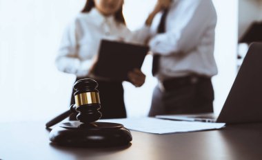 Ahşap tokmağı, avukat meslektaşlarının bulanık arkaplanlarına ya da hukuk bürosundaki işyerlerine yasal belgeler hazırlamaya odaklayın. Adil ve eşit yargılama için adaletin çekici. Eşitlik