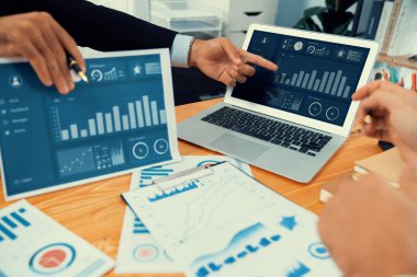 Analist ekibi, bilgisayar ekranında veri bilimi yazılımı görüntülemesi kullanarak dijital torpido gözünde finansal verileri analiz ediyor. İş zekası ve Fintech. Coşkulu