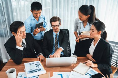 Ofis masasındaki finansal veri raporlarını analiz eden çeşitli bir grup iş analisti. Stratejik pazarlama planlaması için iş istihbarat analizine göre grafikler ve grafikler.